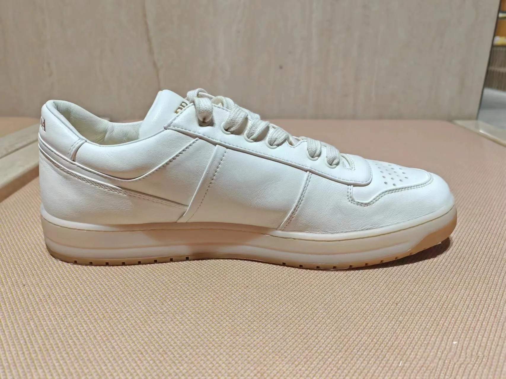 P380 Yuan 38-45 Prada Prada’s new men’s leather sports shoes, the highest version on the market, any comparison is welcome🆚! The original leather has excellent texture and is super high-end! Fetal sheep net lining imported from Italy, removable pad! Luxurious materials and fine workmanship, highly recommended!